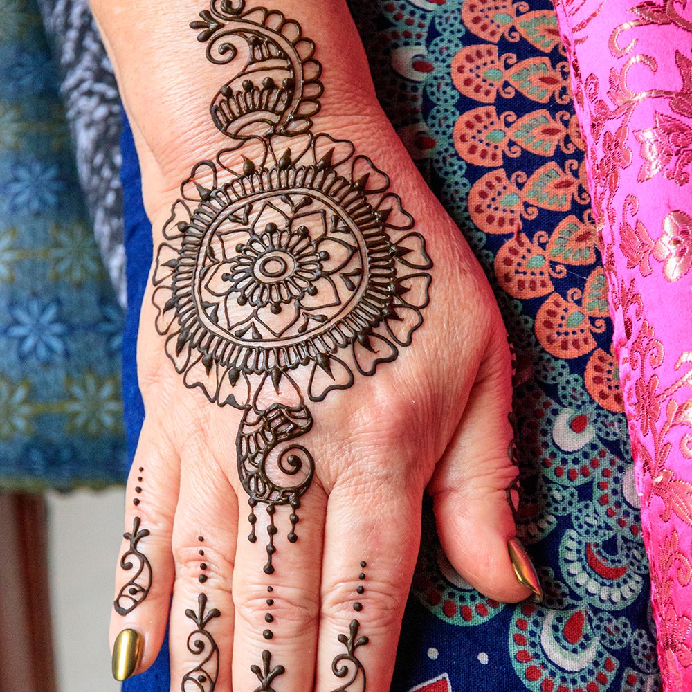USA, Washington State. Indian Mehendi celebration. Henna application and rituals.